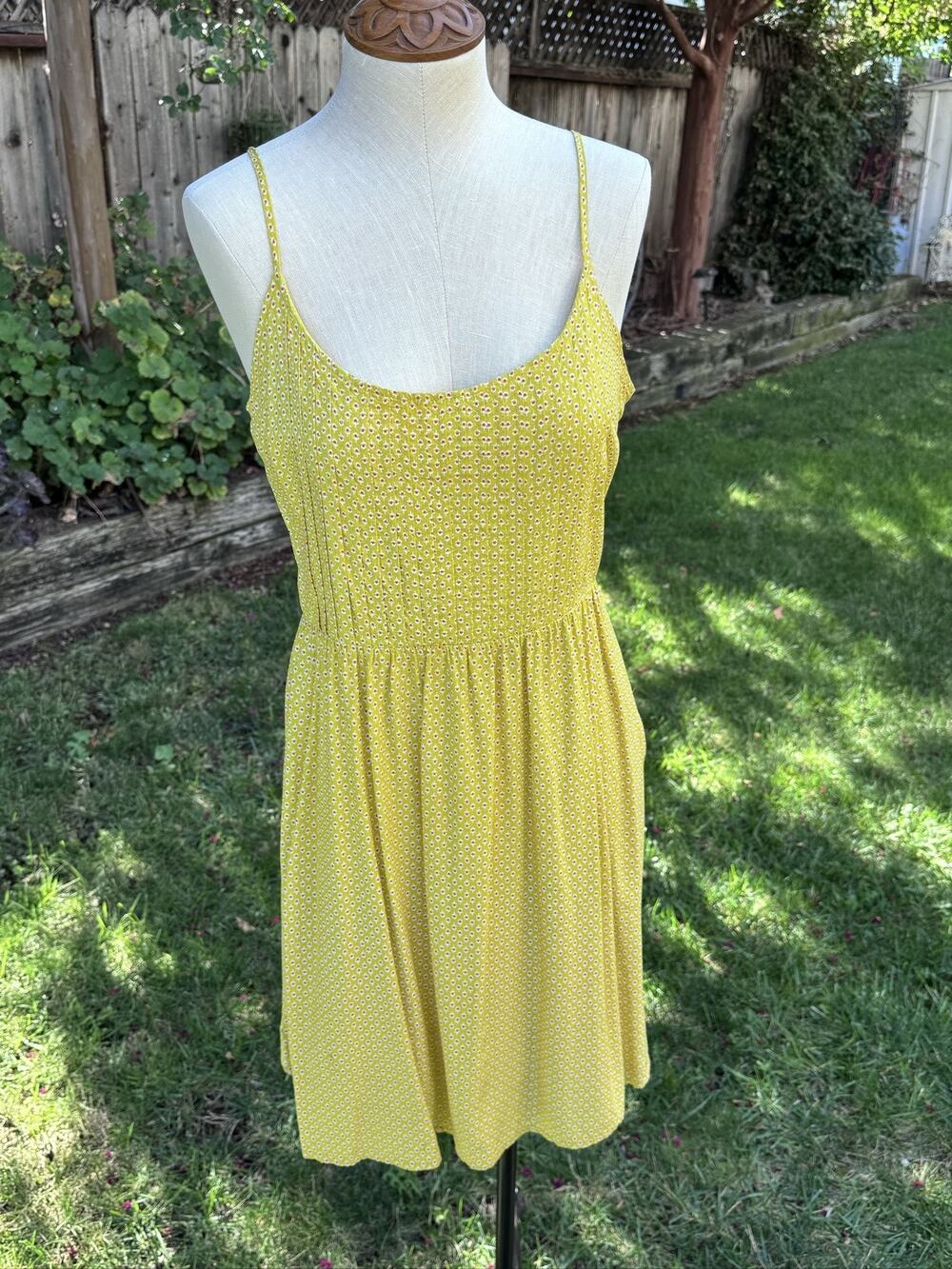 Old Navy Women's Yellow Floral Sundress Size M Sleeveless Scoop Neck Short